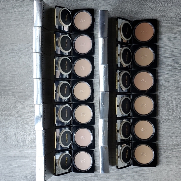 Lancome Dual Finish Multi Tasking Longwear Foundation Powder - Various Shades - Picture 3 of 8